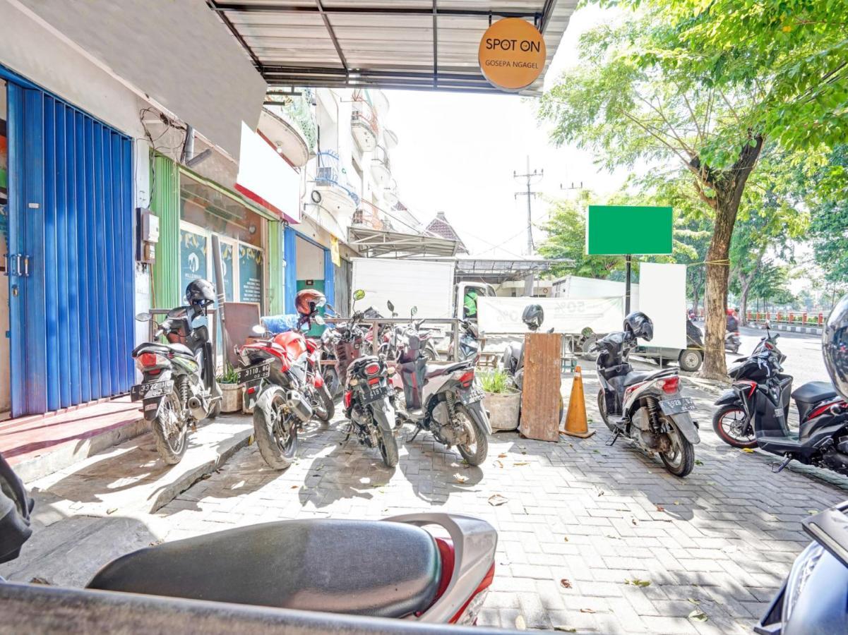 Oyo 90403 Gosepa Ngagel Hotel Сурабая Екстериор снимка