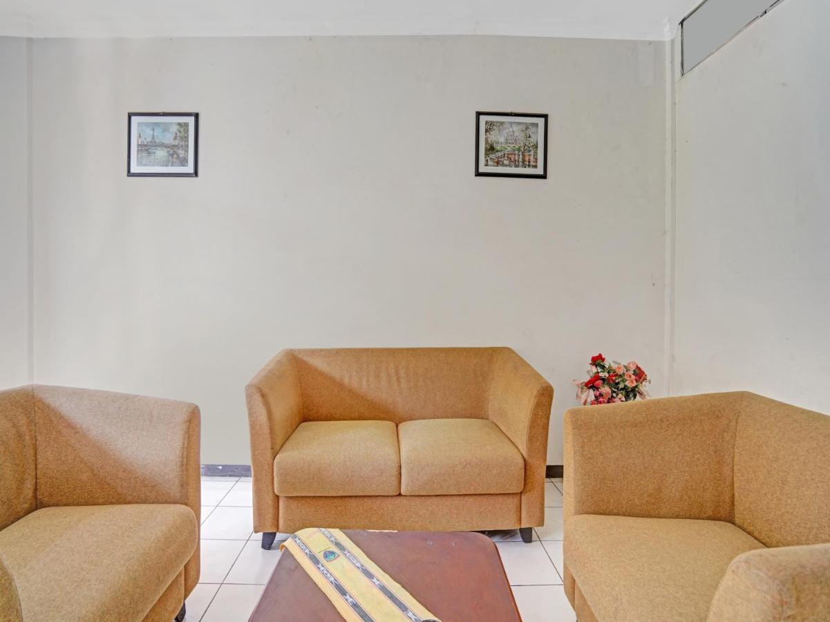 Oyo 90403 Gosepa Ngagel Hotel Сурабая Екстериор снимка