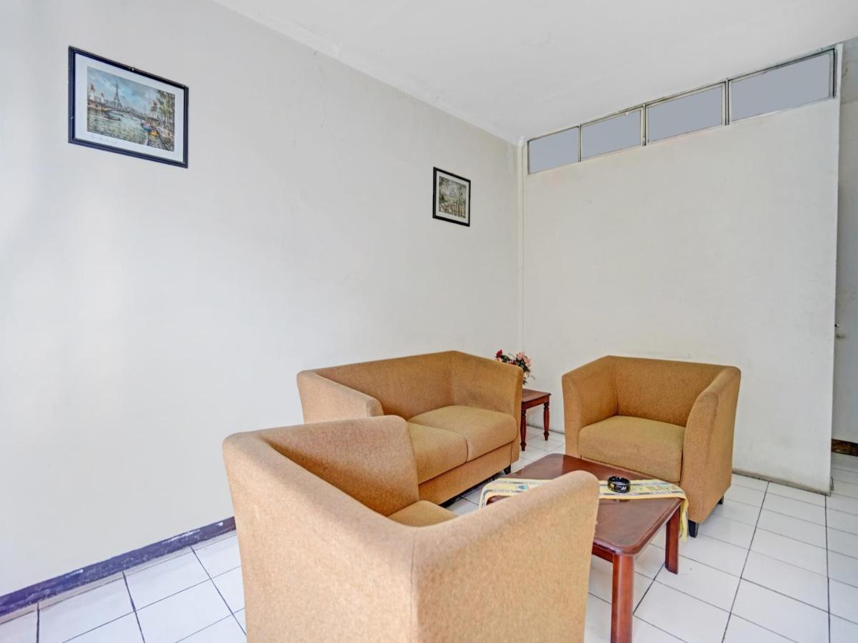 Oyo 90403 Gosepa Ngagel Hotel Сурабая Екстериор снимка